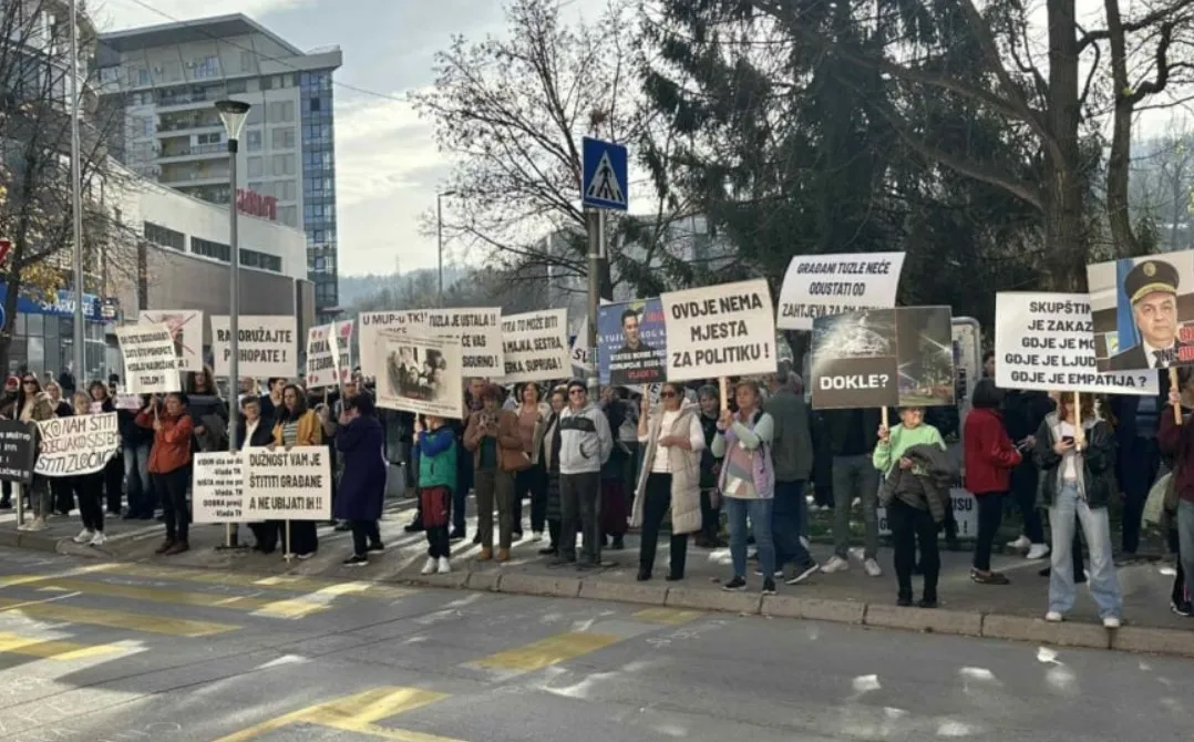Građani Tuzle protestirali ispred MUP-a tražeći promjene