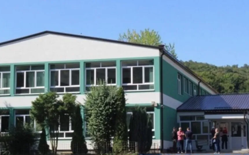 Direktor škole u Sapni se oglasio nakon incidenta s prijetnjama učenicima Direktor škole u Sapni se oglasio nakon incidenta s prijetnjama učenicima