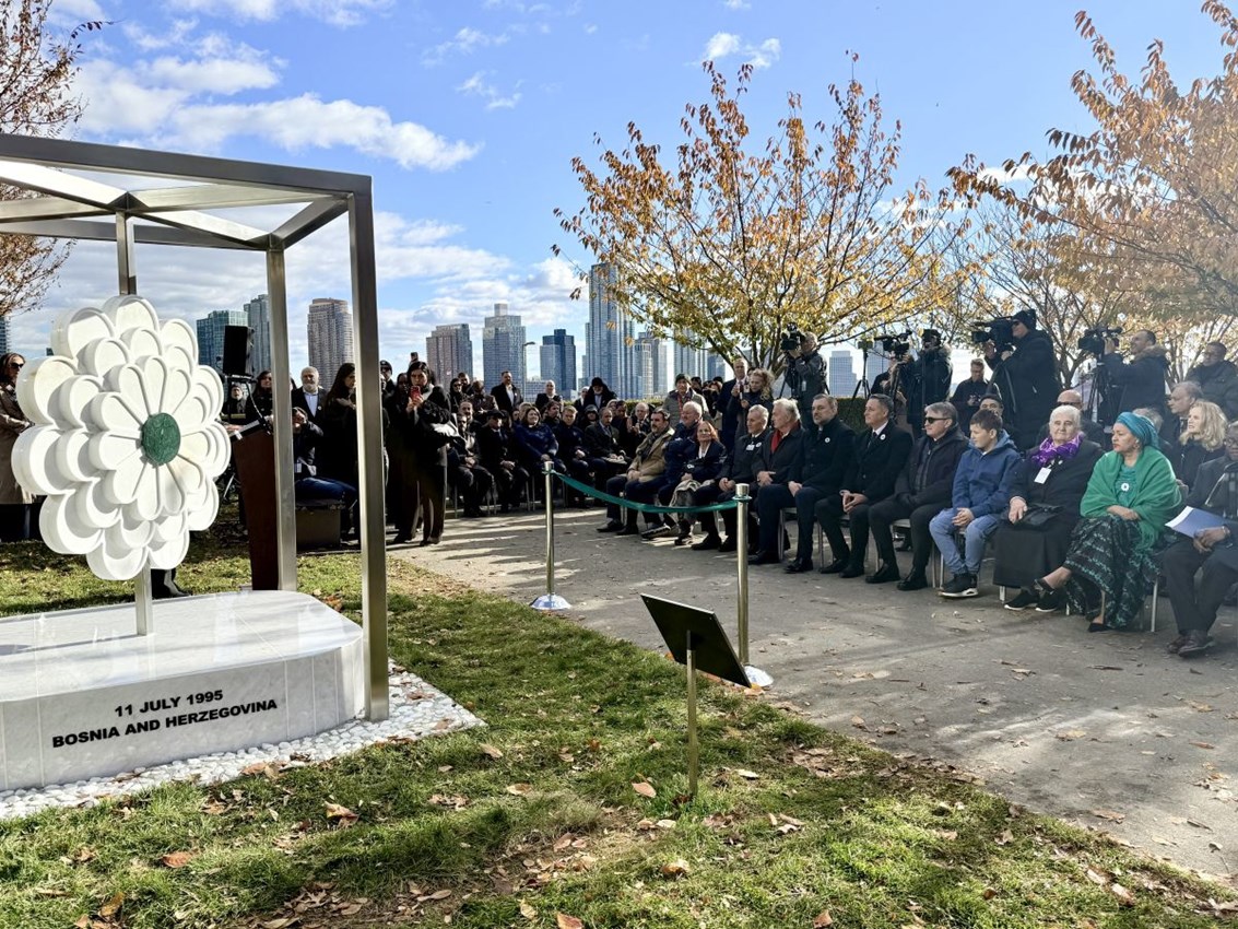 Otkriven ‘Cvijet Srebrenice’ u vrtu UN-a u New Yorku