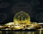 Gomila zlatnih Bitcoin novčića sa pozadinom blockchain tehnologije.