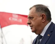 Milorad Dodik na mitingu sa crvenom zastavom