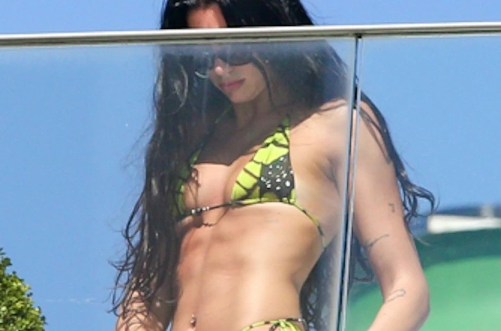 Dua Lipa u oskudnom bikiniju na krovu hotela u Brazilu