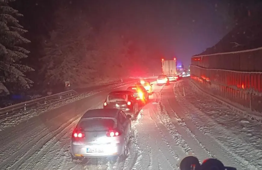 Snijeg u Tuzli ostavio naselja bez struje i vode