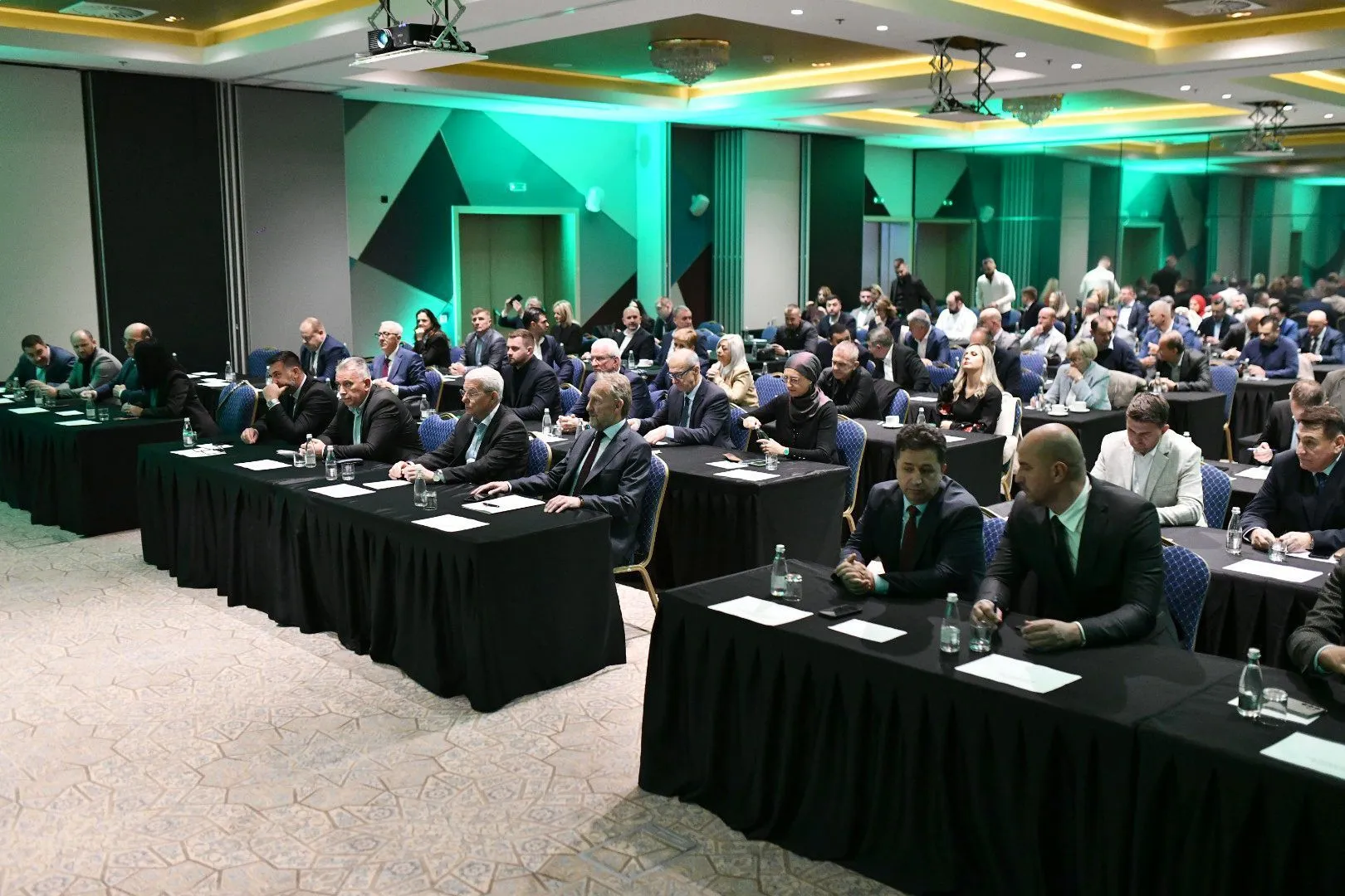 Glavni odbor SDA usvojio 15 zaključaka o aktuelnoj situaciji u BiH Glavni odbor SDA usvojio 15 zaključaka o aktuelnoj situaciji u BiH