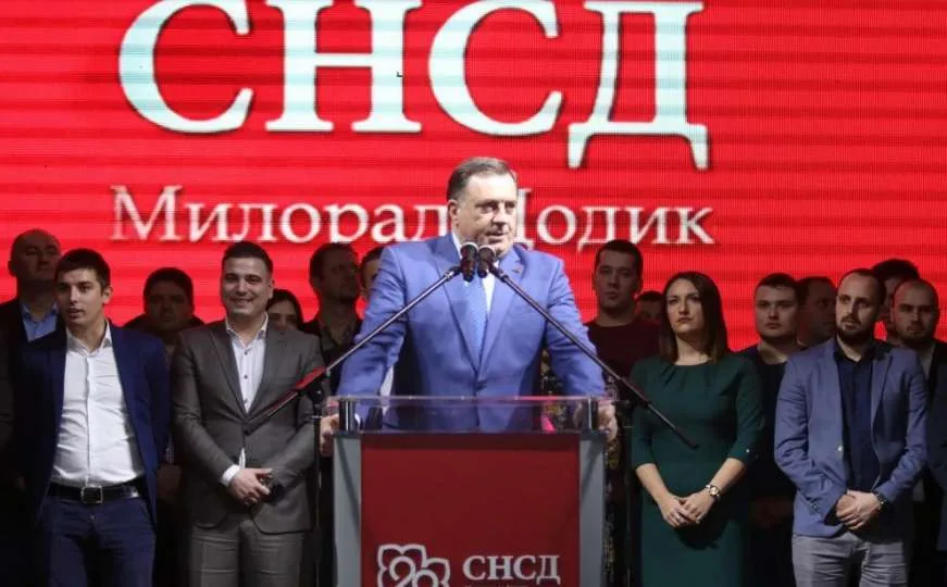 Milorad Dodik drži govor na skupu SNSD-a.