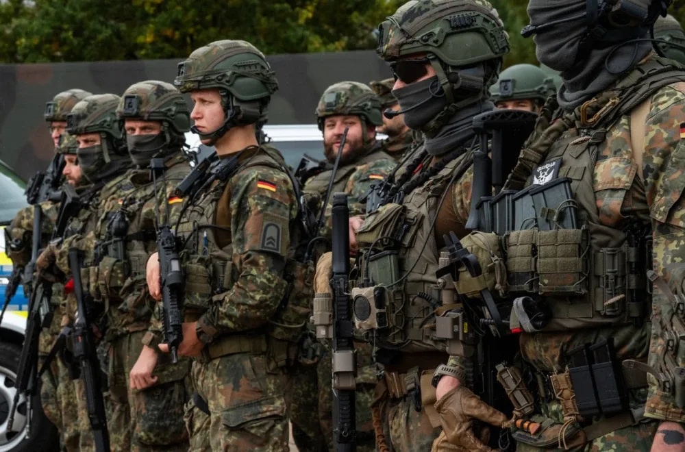 Grupa njemačkih vojnika specijalnih jedinica u punoj opremi