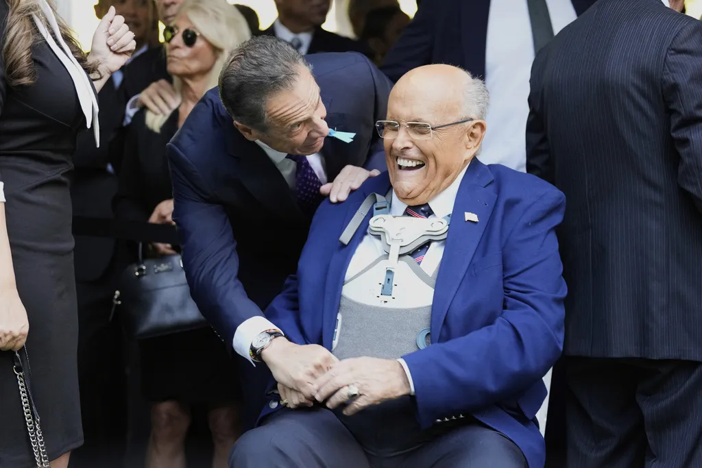 Trump odobrio pomilovanje za Rudyja Giulianija i preko 70 osumnjičenih Trump odobrio pomilovanje za Rudyja Giulianija i preko 70 osumnjičenih