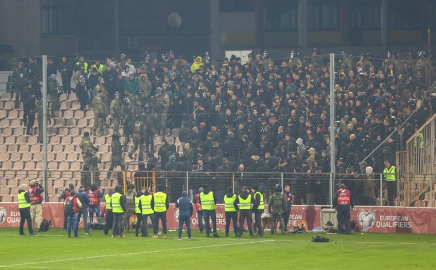 Rumunski navijači provocirali u Zenici skandiranjem “Srbija, Srbija”, reagovala policija (VIDEO)