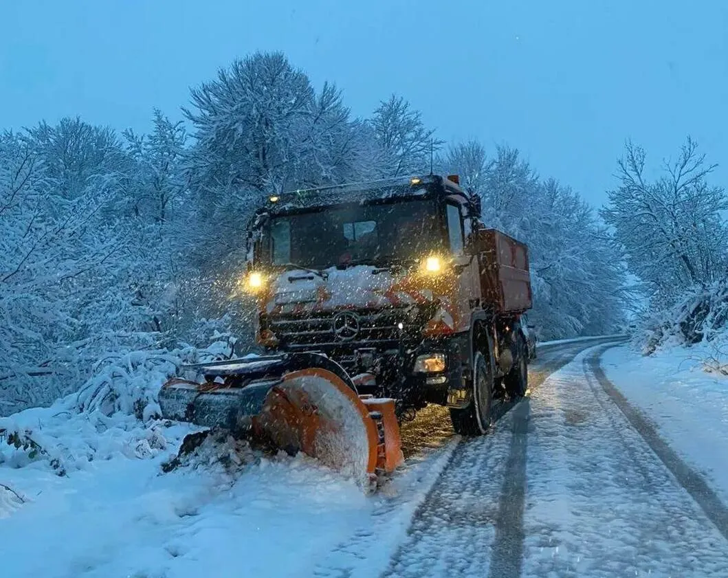 Snijeg zatvara puteve u BiH: Izdana upozorenja za vozače