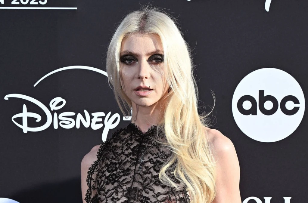 Taylor Momsen u providnoj haljini očarala na Rock & Roll Hall of Fame dodjeli Taylor Momsen u providnoj haljini očarala na Rock & Roll Hall of Fame dodjeli