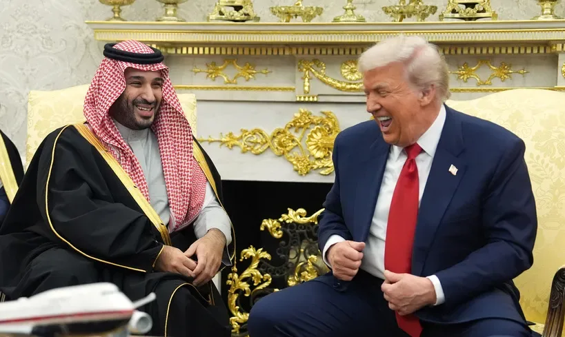 Donald Trump i Mohammed bin Salman se smiju tokom sastanka u Bijeloj kući.