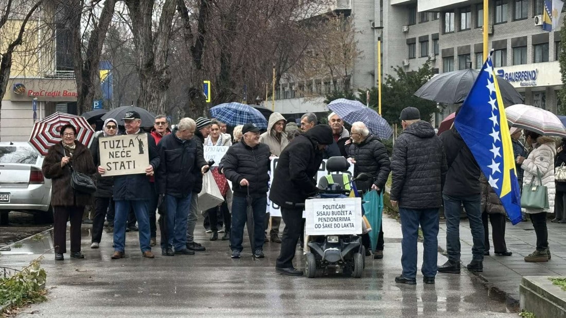 Penzioneri protestovali u Tuzli tražeći veće penzije Penzioneri protestovali u Tuzli tražeći veće penzije
