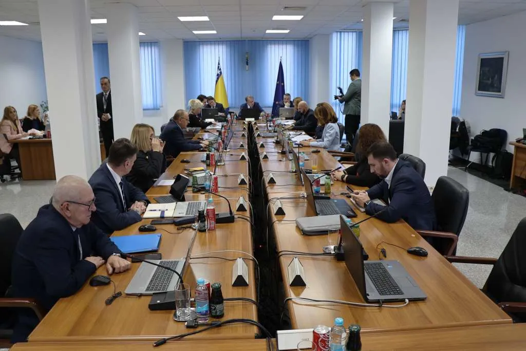 Vlada FBiH kantonima dodijelila 200 miliona KM pomoći Vlada FBiH kantonima dodijelila 200 miliona KM pomoći