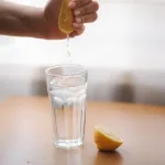 Zašto je čaša vode s limunom idealan početak dana: Probava, koža i srce na prvom mjestu