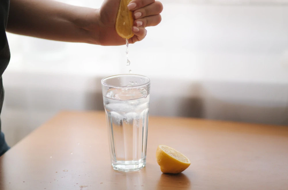 Kakve promjene donosi svakodnevno uzimanje vode s limunom?