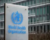 Znak Svjetske zdravstvene organizacije ispred zgrade sjedišta.