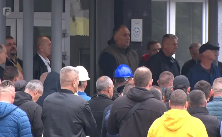 Zaposleni Koksare ispred gradske uprave očekuju odluku o budućnosti: ‘Ne želimo milostinju’