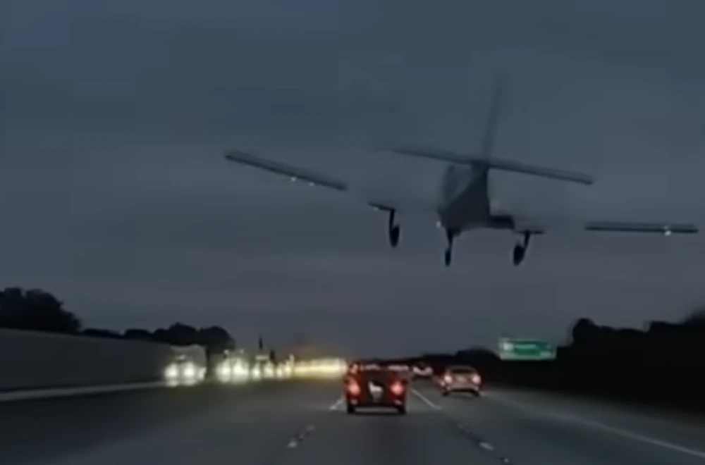 Avion prinudno sletio na automobil na Floridi (VIDEO) Avion prinudno sletio na automobil na Floridi (VIDEO)