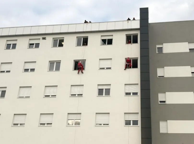 Djeda Mrazovi sa krova bolnice u Doboju obradovali mališane Djeda Mrazovi sa krova bolnice u Doboju obradovali mališane