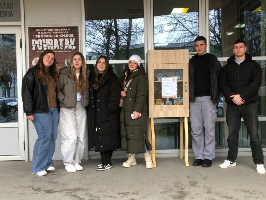 U Kalesiji postavljen Ormarić solidarnosti za pomoć građanima