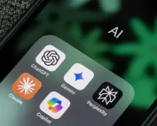 Ekran telefona prikazuje popularne aplikacije za čatbotove sa vještačkom inteligencijom (AI)