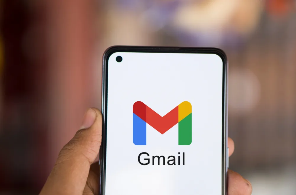 Gmail logo na ekranu mobilnog telefona.