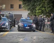 Prizor sa italijanskom policijom Carabinieri i njihovim vozilima na ulici.