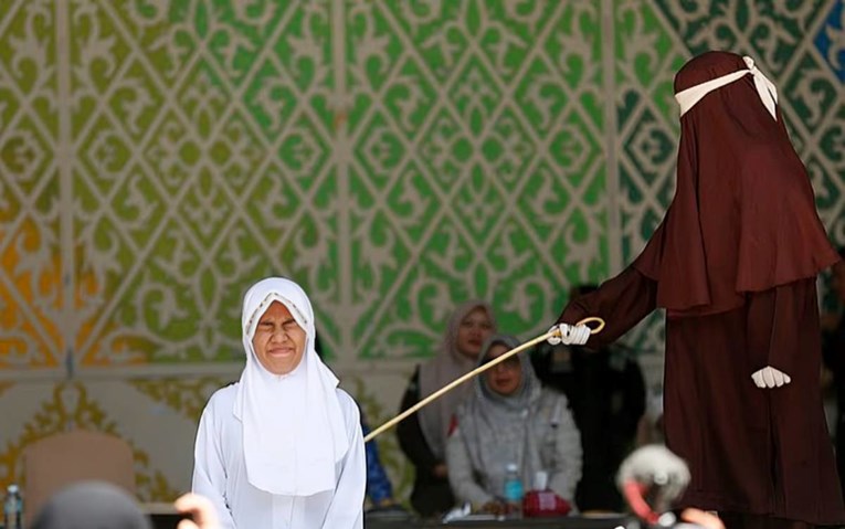 Javno bičevanje u Indoneziji: Kazna za preljub i alkohol