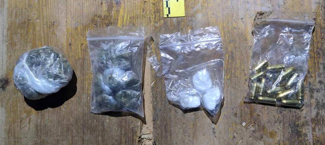 Trojica lišena slobode na području TK-a, pronađeni droga, oružje i eksploziv Trojica lišena slobode na području TK-a, pronađeni droga, oružje i eksploziv