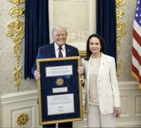 Maria Machado predaje Nobelovu medalju Donaldu Trumpu Maria Machado predaje Nobelovu medalju Donaldu Trumpu