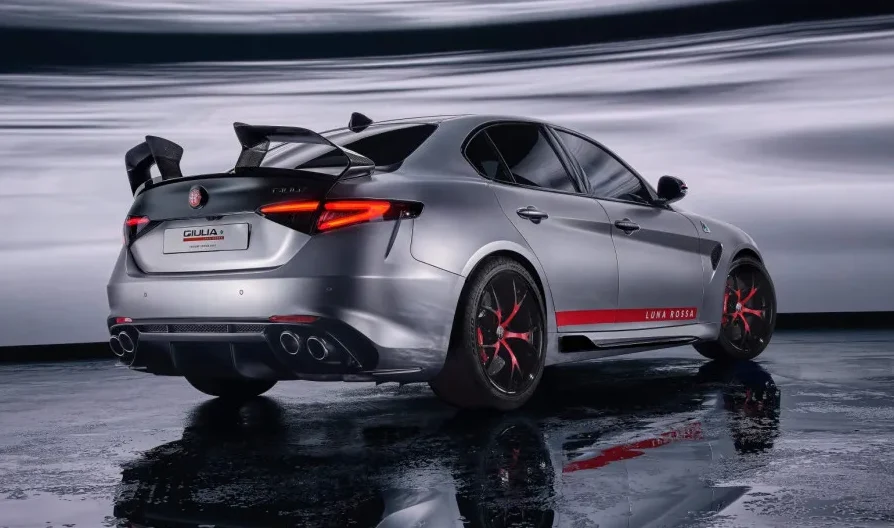 Alfa Romeo Giulia Luna Rossa - pogled straga