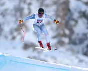 Skijašica u skoku tokom alpskog skijanja