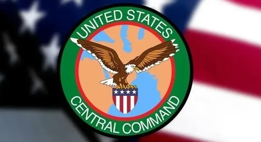 Logo Komande Sjedinjenih Američkih Država za Centralnu Komandu (US CENTCOM) sa orlom i zastavom SAD-a u pozadini.