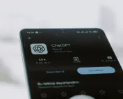 Prikaz ekrana telefona sa detaljima o ChatGPT aplikaciji u trgovini aplikacija.