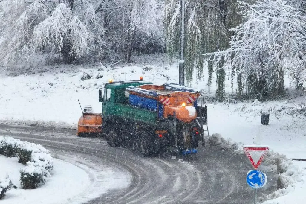 Snijeg i led izazvali intervencije i nestanke struje u TK
