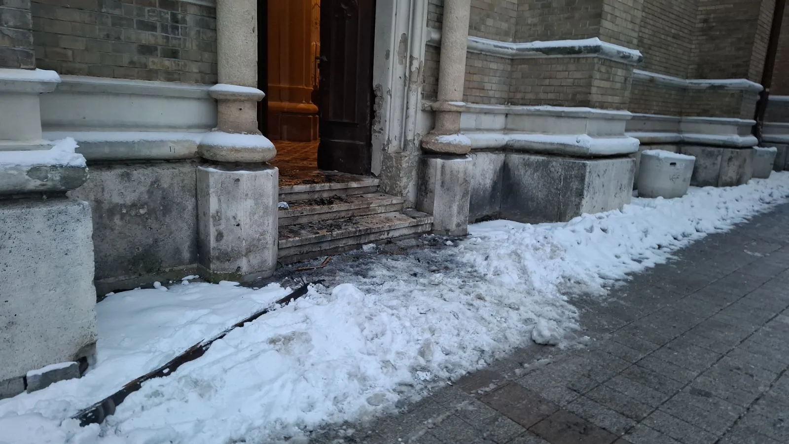 Žena osumnjičena za paljenje vrata crkve u Novom Sadu