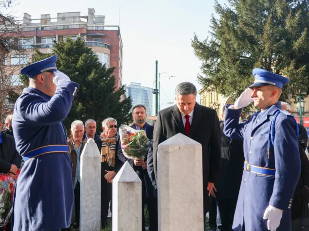 Denis Bećirović odao počast preminulom Nijazu Durakoviću