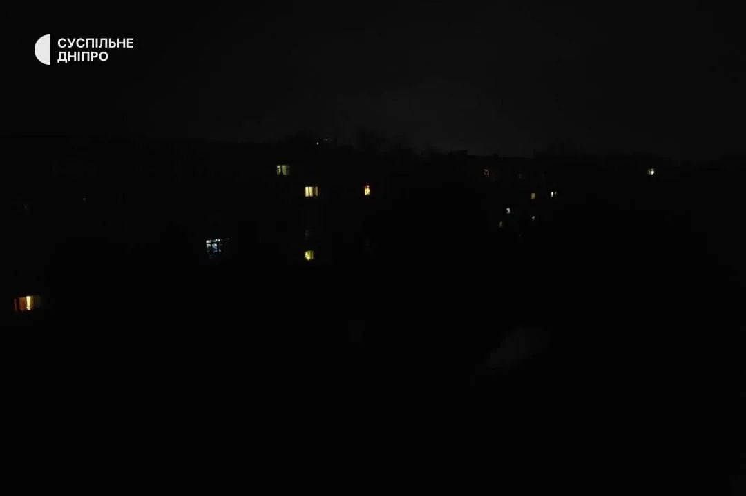 Nocni pogled na grad Dnipro sa djelimicnim nestankom struje.