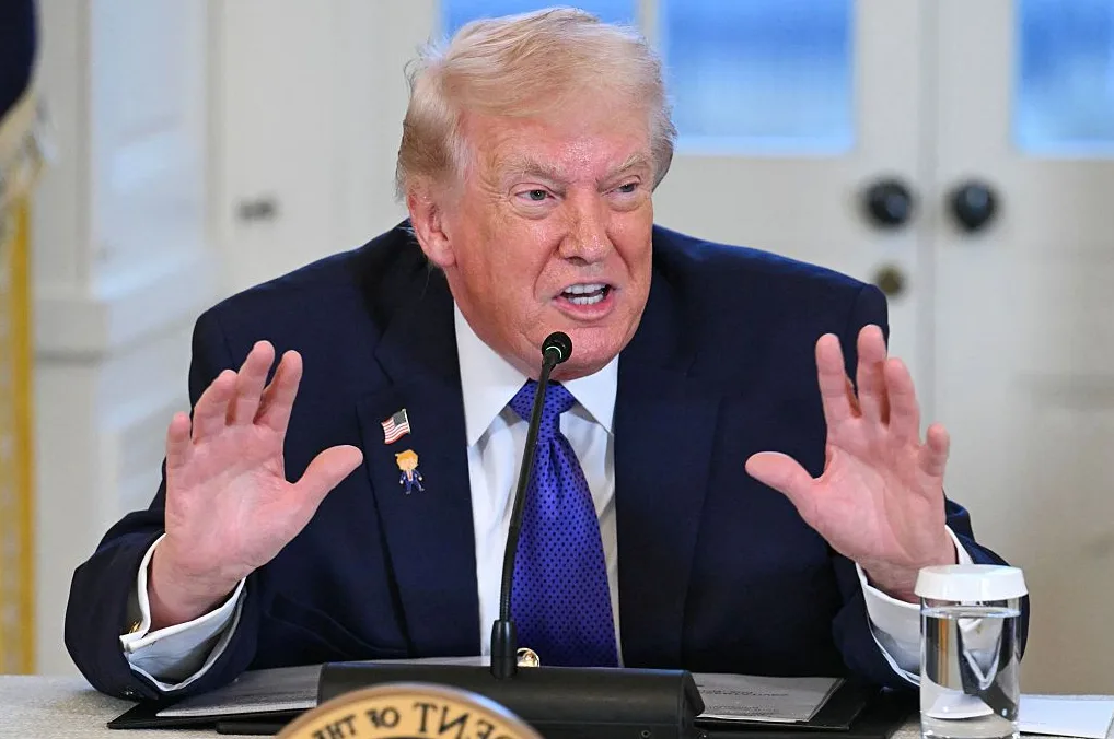 Donald Trump govori za govornicom.