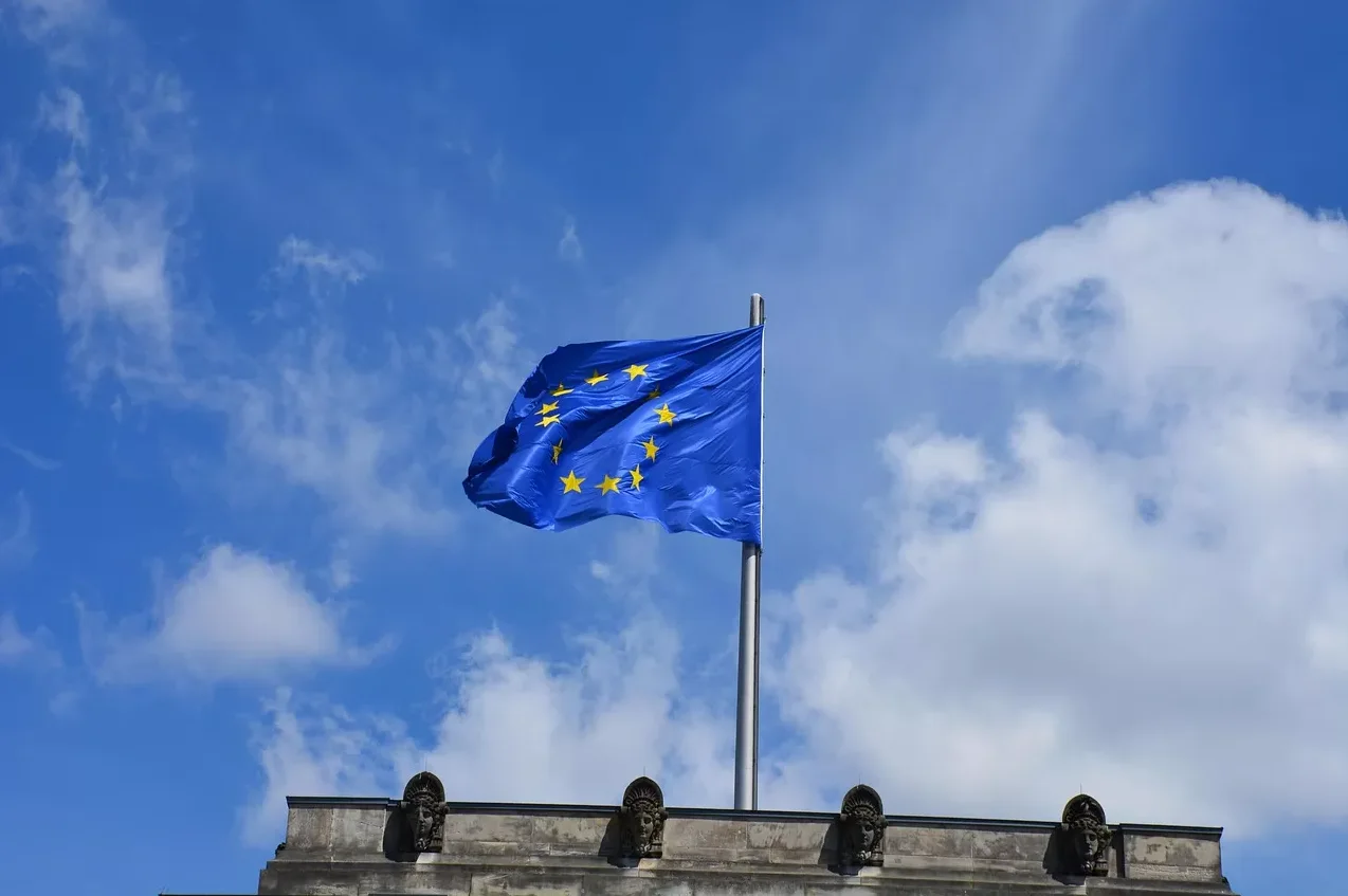 Zastava Evropske unije vijori se na vjetru ispred plavog neba.