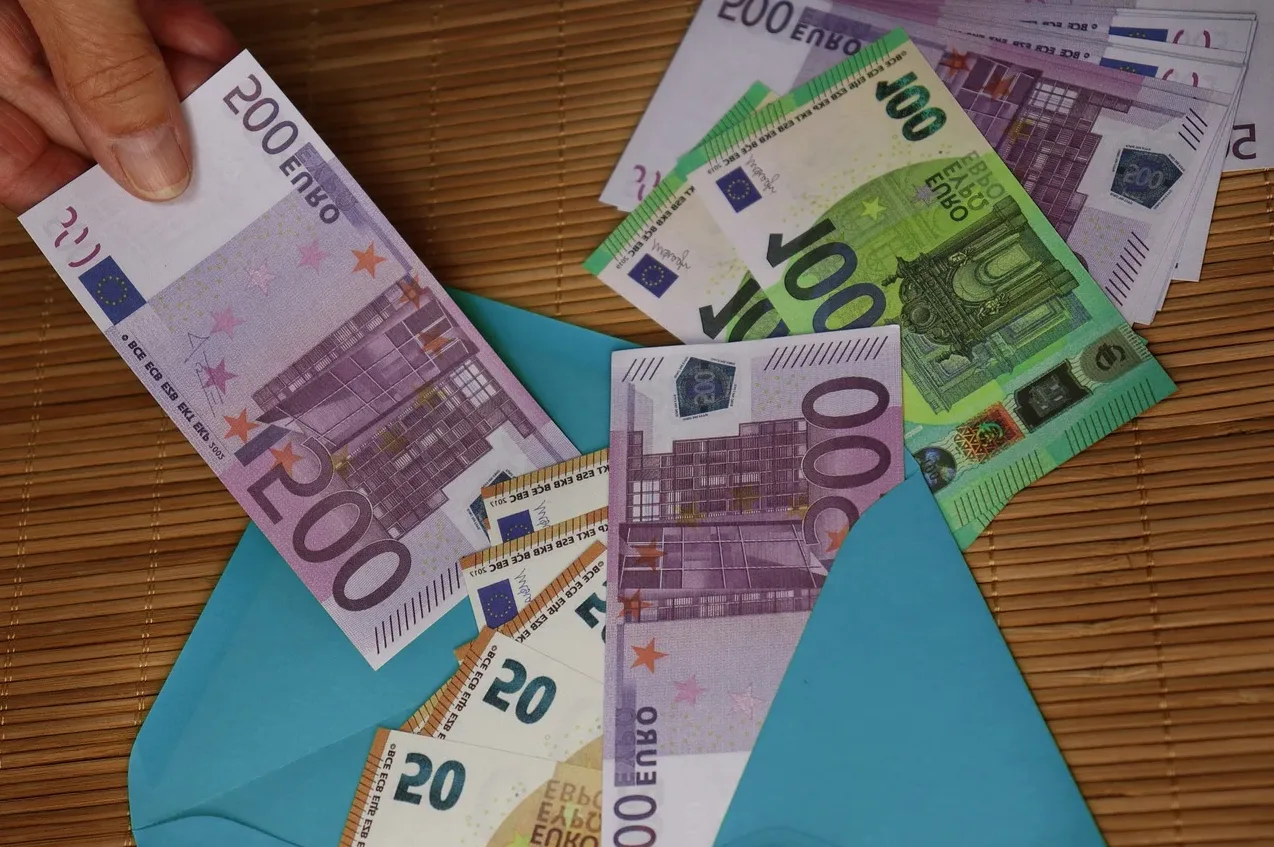 Novčanice eura u plavoj koverti.