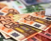 Hrpa novčanica eura različitih apoena, simbol ekonomije i finansija.