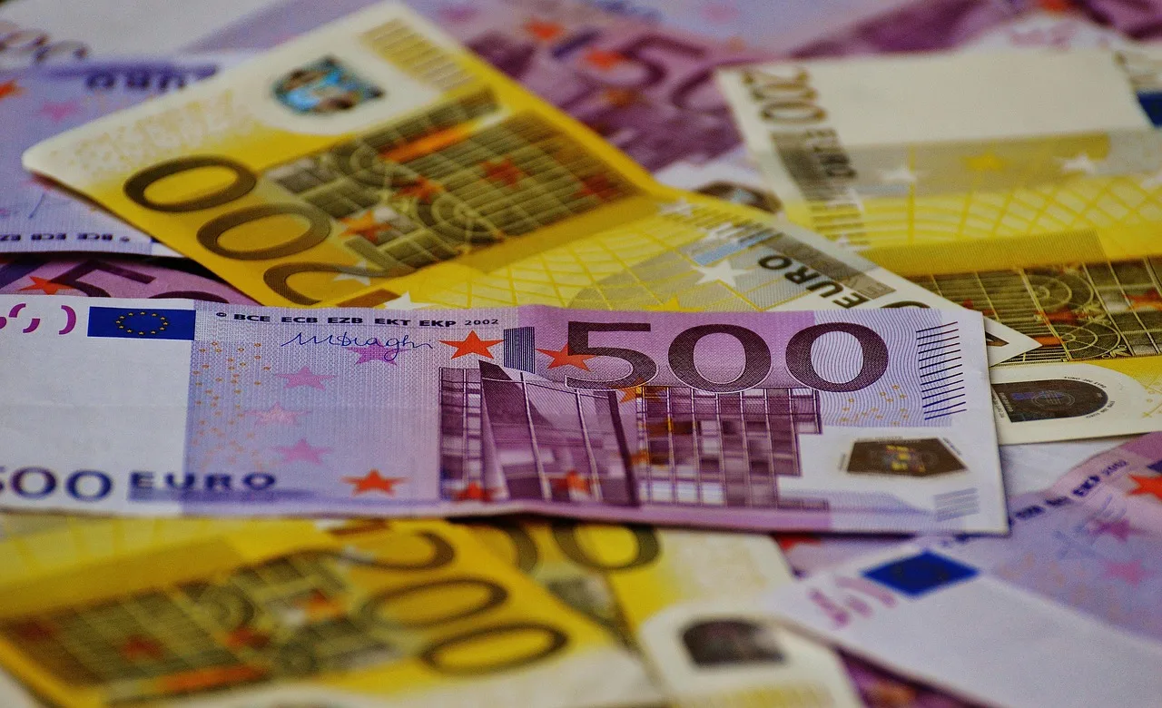Različite euro novčanice, uključujući novčanicu od 500 eura.
