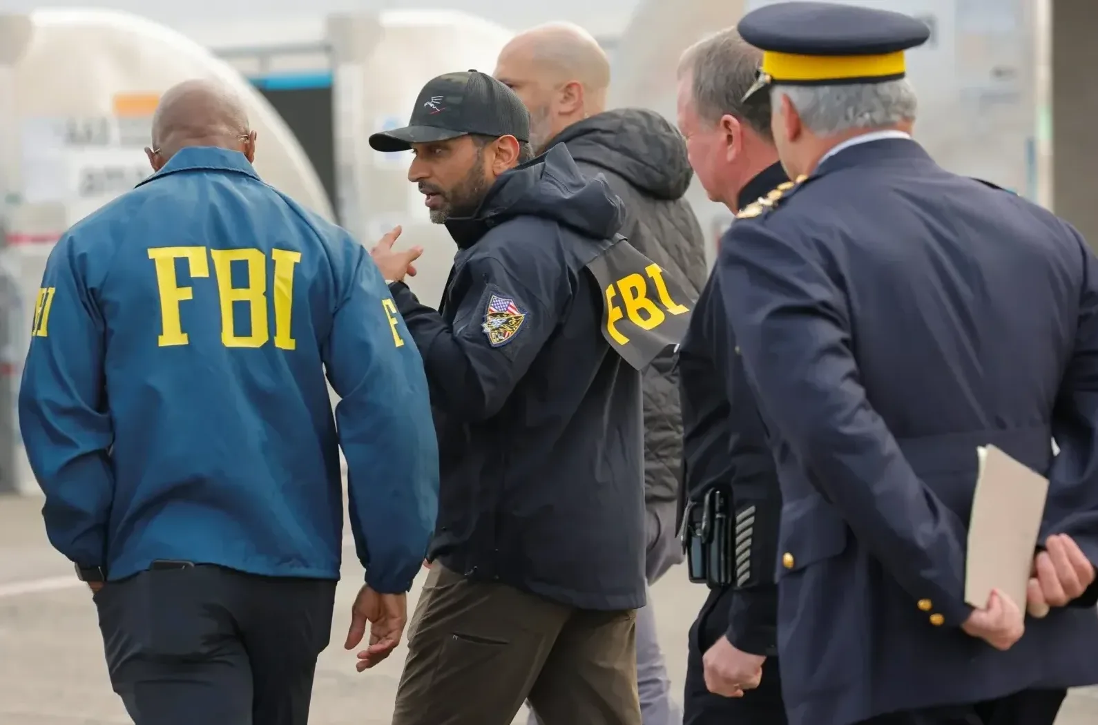 Agenti FBI-ja na terenu, u odorama sa natpisom 'FBI', sa kapama i jaknama