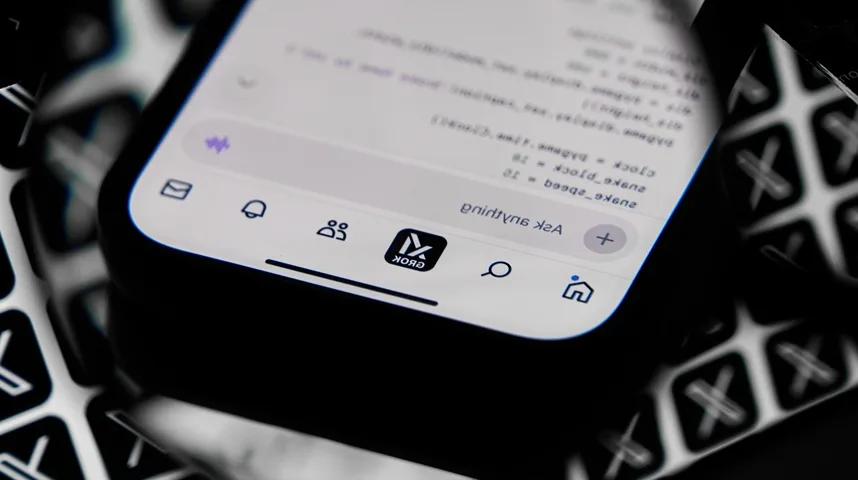 Prikaz aplikacije Grok XAI na telefonu položenom na tastaturu.