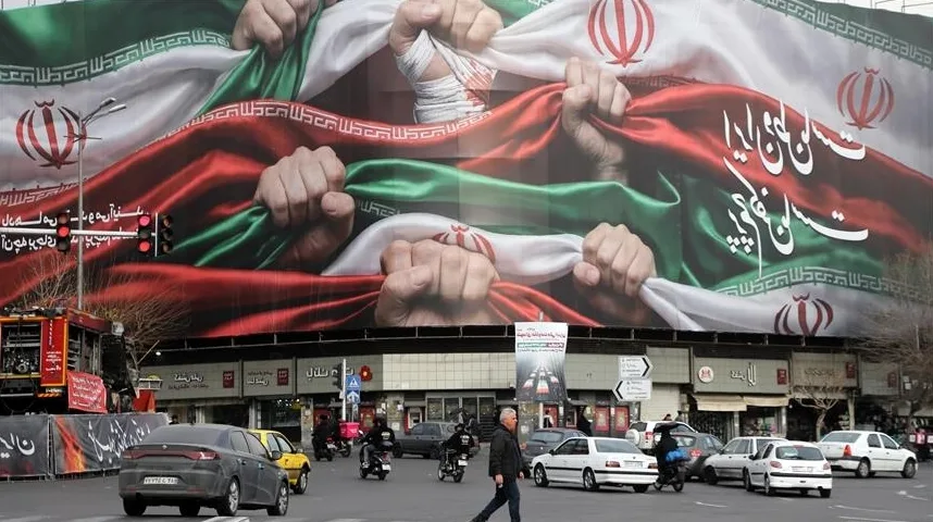 Ulica u Teheranu sa velikim plakatom iranske zastave