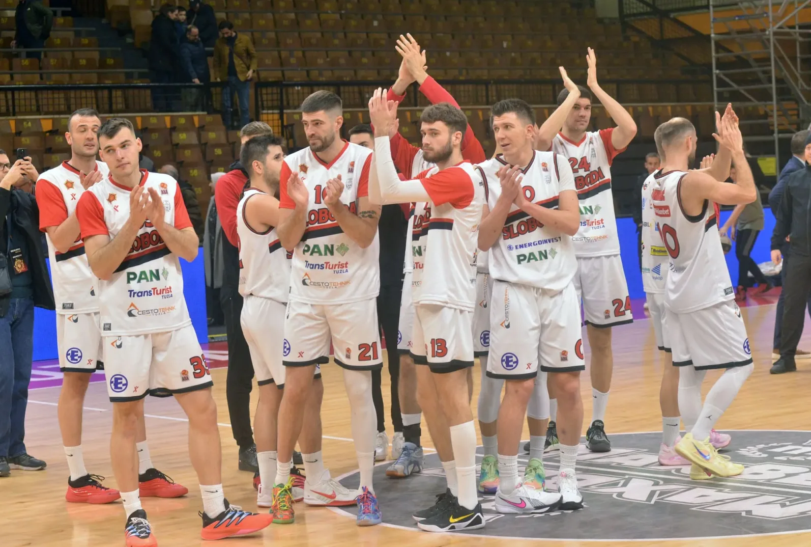 Košarkaši Slobode u okršaju sa Leotarom