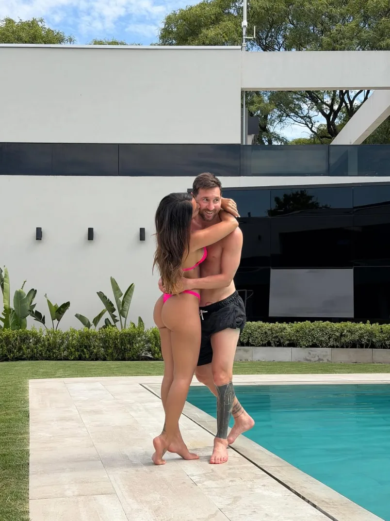 Lionel Messi i Antonela Roccuzzo u zagrljaju pored bazena
