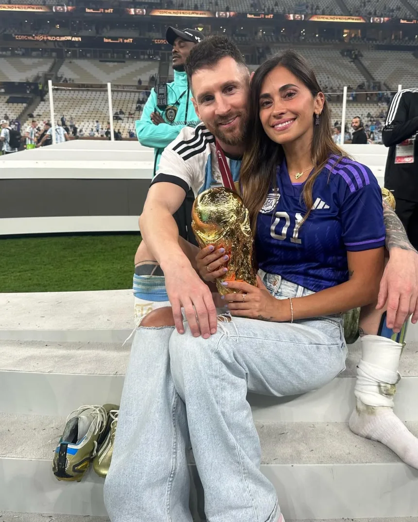 Lionel Messi i Antonela Roccuzzo sa trofejem Svjetskog prvenstva