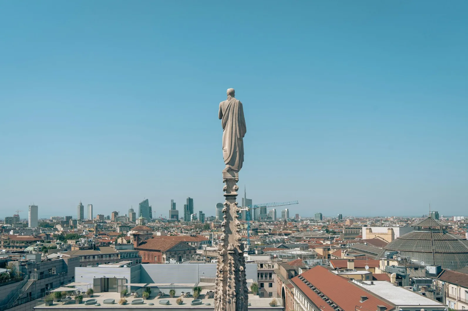 Pogled sa krova Duomo katedrale u Milanu na grad.